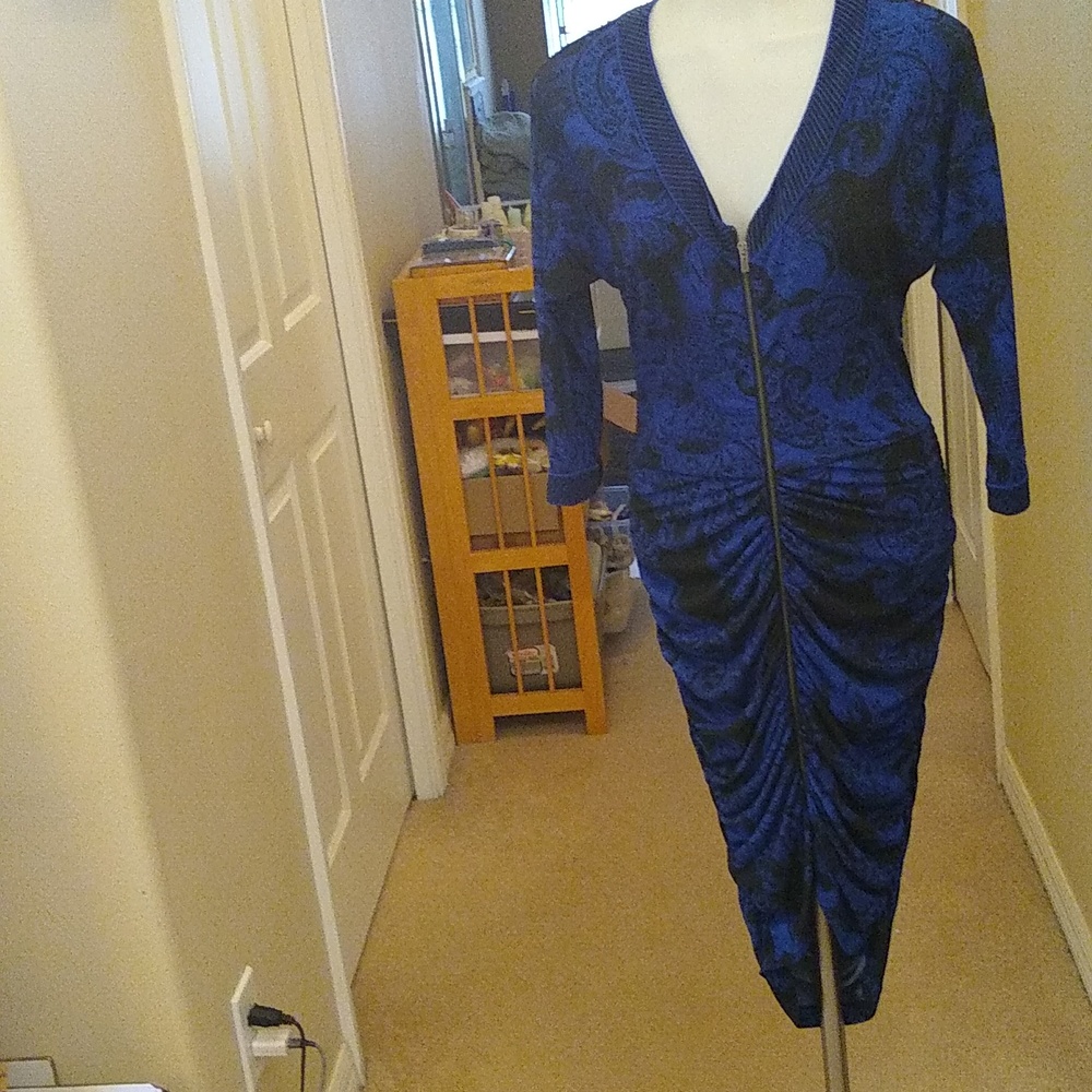 BCBG Max Azriablue and black patterned v neck zippered rouched dress size small